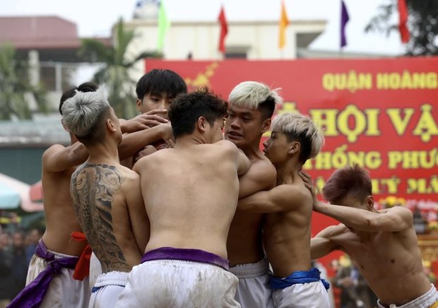 Trai làng Thuý Lĩnh, Hà Nội so tài đọ sức trong lễ hội vật cầu đầu năm - Ảnh 9.