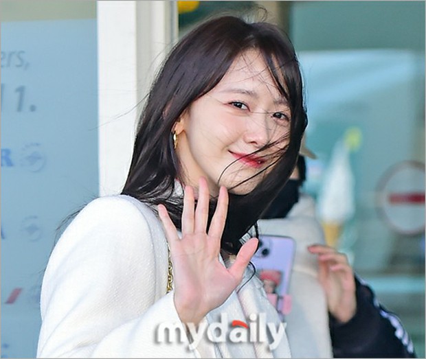 Nữ thần Yoona bỗng biến sân bay thành phim trường ngôn tình: Bị gió thổi cho tóc tai rối bời mà vẫn đẹp đến nao lòng - Ảnh 7.