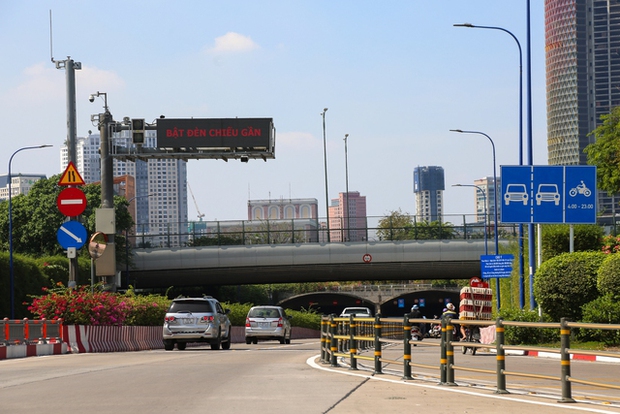 Ngày đầu đi làm sau kì nghỉ Tết: Đường phố Hà Nội kẹt cứng, TP.HCM thông thoáng - Ảnh 25.