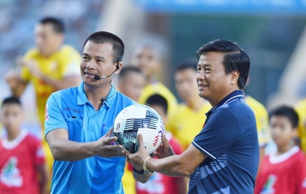 Còi vàng Việt Nam 2022 điều khiển trận tranh Siêu cúp Quốc gia - Ảnh 1. Còi vàng Việt Nam 2022 điều khiển trận tranh Siêu cúp Quốc gia - Ảnh 1.