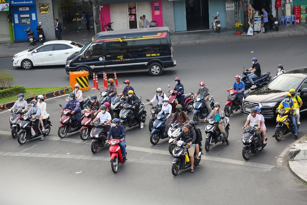 Ngày đầu đi làm sau kì nghỉ Tết: Đường phố Hà Nội kẹt cứng, TP.HCM thông thoáng - Ảnh 18.