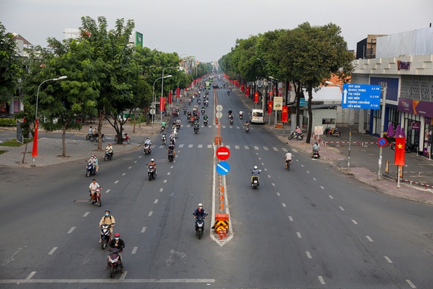 Ngày đầu đi làm sau kì nghỉ Tết: Đường phố Hà Nội kẹt cứng, TP.HCM thông thoáng - Ảnh 17.