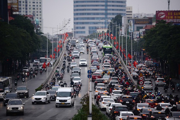 Ngày đầu đi làm sau kì nghỉ Tết: Đường phố Hà Nội kẹt cứng, TP.HCM thông thoáng - Ảnh 6.
