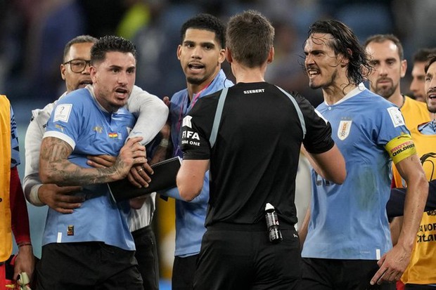 FIFA trừng phạt các cầu thủ Uruguay vì tấn công trọng tài ở World Cup 2022 - Ảnh 1.