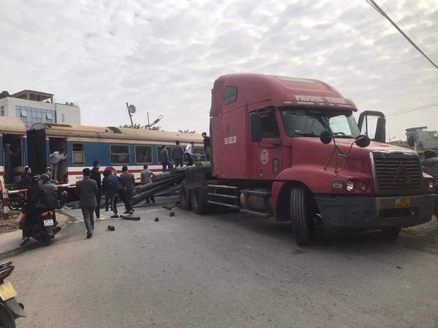 Tài xế xe đầu kéo rời khỏi hiện trường sau vụ va chạm với tàu khách SE5 tại Thường Tín - Ảnh 2. Tài xế xe đầu kéo rời khỏi hiện trường sau vụ va chạm với tàu khách SE5 tại Thường Tín - Ảnh 2.