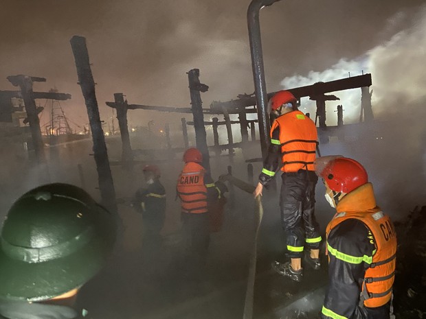 Hiện trường 2 tàu cá bị thiêu rụi trong đêm mùng 6 Tết, thiệt hại hàng tỷ đồng - Ảnh 5.