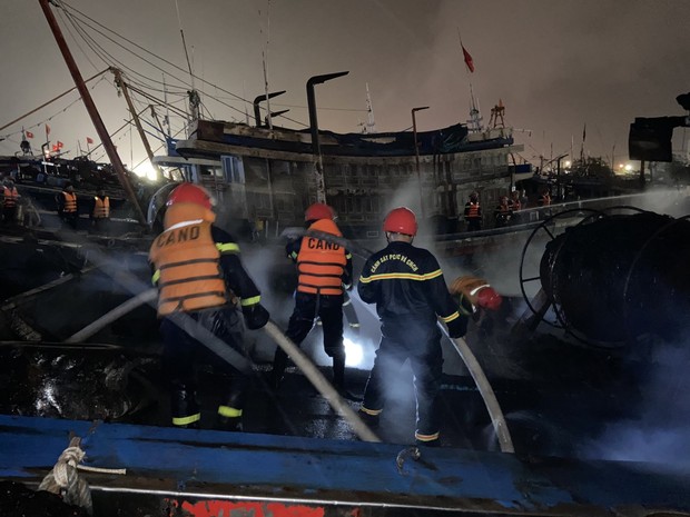 Hiện trường 2 tàu cá bị thiêu rụi trong đêm mùng 6 Tết, thiệt hại hàng tỷ đồng - Ảnh 4.