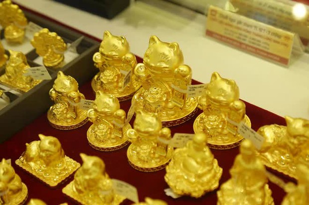 Người dân Hà Nội đổ xô đi mua vàng trước ngày Vía Thần Tài - Ảnh 15. Người dân Hà Nội đổ xô đi mua vàng trước ngày Vía Thần Tài - Ảnh 15.