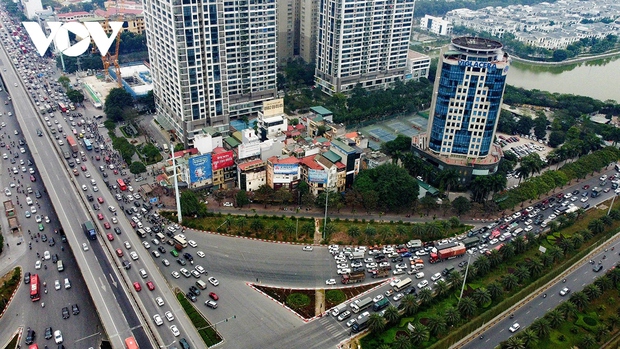 Dòng người đổ về Thủ đô, giao thông tại nhiều điểm ùn tắc - Ảnh 12. Dòng người đổ về Thủ đô, giao thông tại nhiều điểm ùn tắc - Ảnh 12.