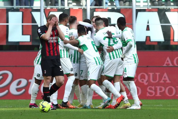AC Milan thua thảm Sassuolo 2-5, chạm mốc tệ hại nhất lịch sử - Ảnh 2.