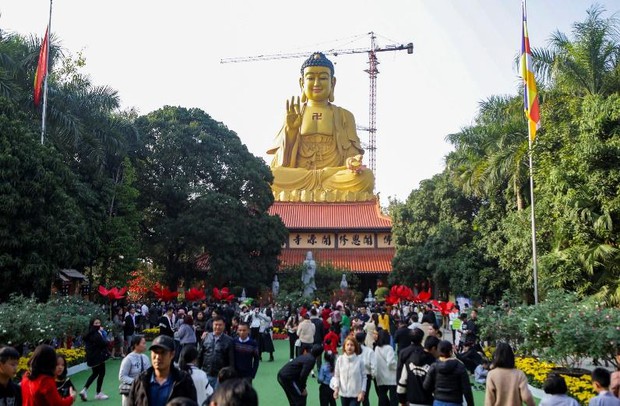 Hàng vạn người đổ về ngôi chùa có tượng Phật cao nhất Đông Nam Á đi lễ đầu năm - Ảnh 2.