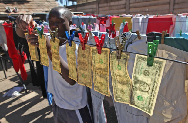 Sống sót từ nghề vá tiền cũ để giao dịch tại chợ đen ở Zimbabwe - Ảnh 3.