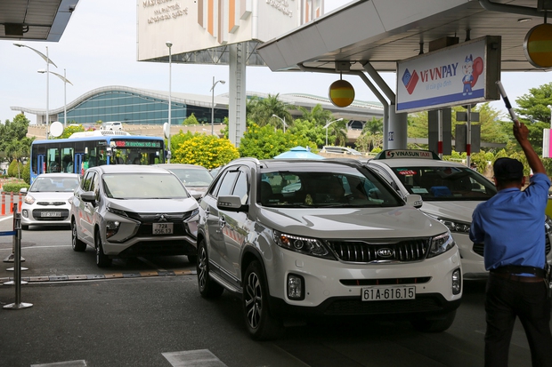 Cao điểm người dân trở lại TP.HCM sau Tết, khách đến sân bay Tân Sơn Nhất tăng mạnh - Ảnh 11.
