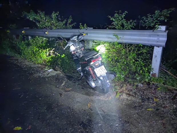 Trắng đêm cứu du khách bị rơi xuống vực sâu khi đi phượt 1 mình trên đèo Hải Vân - Ảnh 4. Trắng đêm cứu du khách bị rơi xuống vực sâu khi đi phượt 1 mình trên đèo Hải Vân - Ảnh 4.