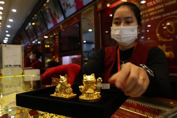 Người dân Hà Nội đổ xô đi mua vàng trước ngày Vía Thần Tài - Ảnh 11. Người dân Hà Nội đổ xô đi mua vàng trước ngày Vía Thần Tài - Ảnh 11.