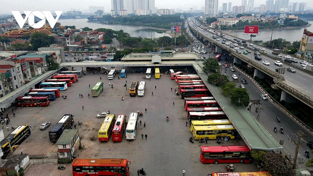 Dòng người đổ về Thủ đô, giao thông tại nhiều điểm ùn tắc - Ảnh 8. Dòng người đổ về Thủ đô, giao thông tại nhiều điểm ùn tắc - Ảnh 8.