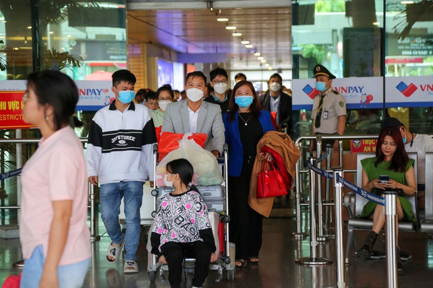 Cao điểm người dân trở lại TP.HCM sau Tết, khách đến sân bay Tân Sơn Nhất tăng mạnh - Ảnh 8.