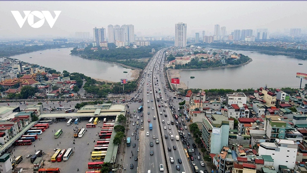 Dòng người đổ về Thủ đô, giao thông tại nhiều điểm ùn tắc - Ảnh 7. Dòng người đổ về Thủ đô, giao thông tại nhiều điểm ùn tắc - Ảnh 7.
