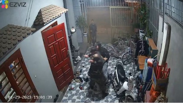 Hai đối tượng vác dao vào tận nhà dân truy sát - Ảnh 1. Hai đối tượng vác dao vào tận nhà dân truy sát - Ảnh 1.