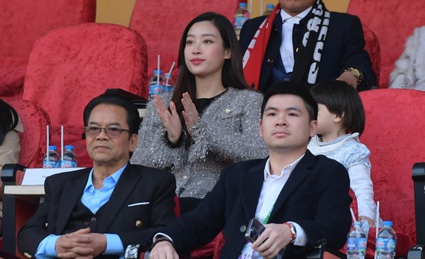 Chủ tịch CLB Hà Nội ăn mừng chức vô địch nhưng vẫn giữ vợ Hoa hậu khư khư: Phải cẩn thận, giờ đất chật người đông lắm - Ảnh 1.