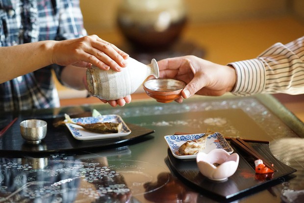 Đều là biểu tượng ẩm thực, tại sao rượu sake và sushi thường không đi cặp với nhau tại Nhật? - Ảnh 2.