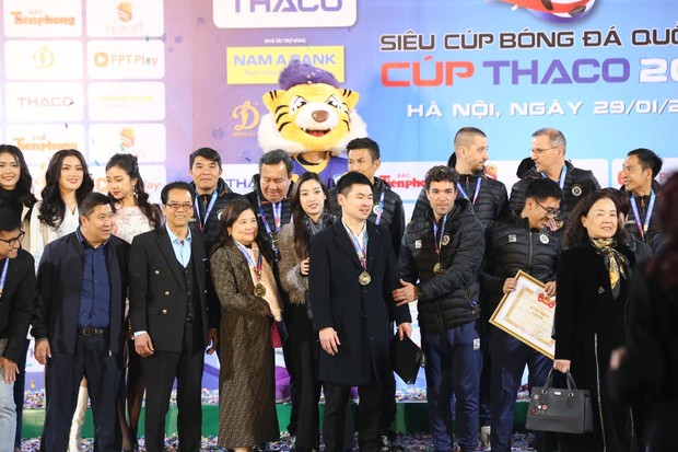 Hoa hậu Đỗ Mỹ Linh: Vỡ òa khi đội bóng của ông xã giành Siêu cúp - Ảnh 9.