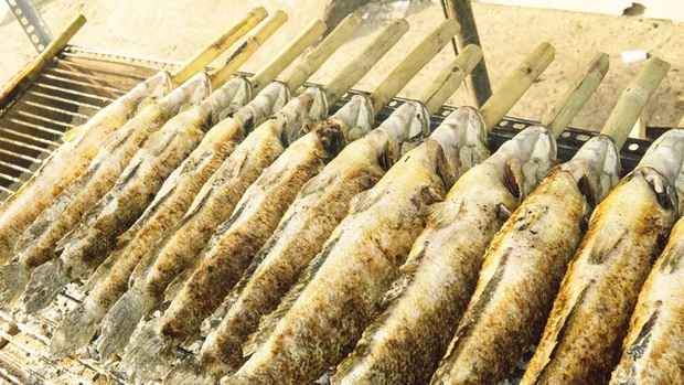 TP.HCM: Phố cá lóc tấp nập, nhiều cửa hàng nướng 4.000 con cá để bán ngày vía Thần Tài - Ảnh 8.