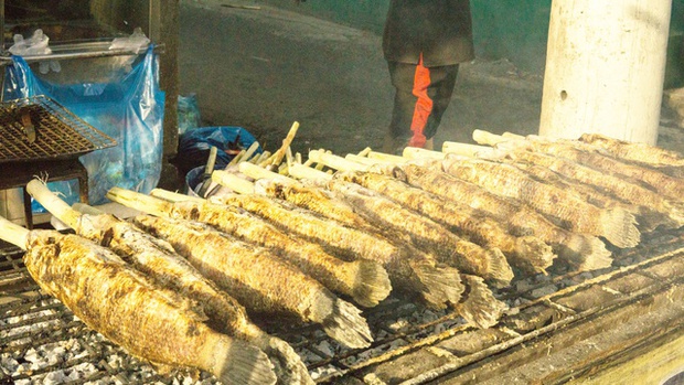 TP.HCM: Phố cá lóc tấp nập, nhiều cửa hàng nướng 4.000 con cá để bán ngày vía Thần Tài - Ảnh 7.