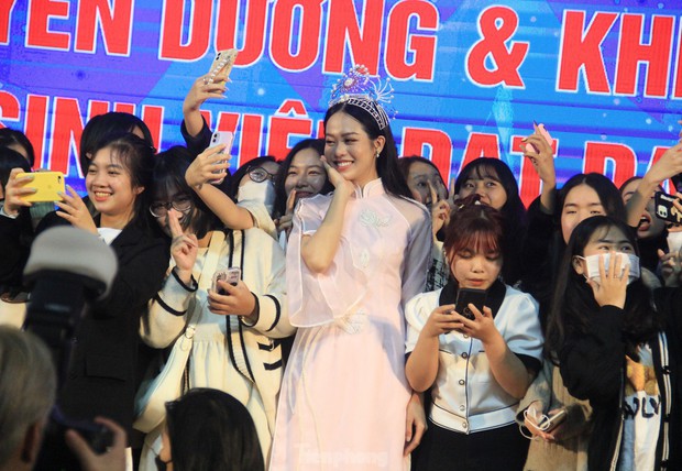 Bạn bè vây quanh khi Hoa hậu Huỳnh Thị Thanh Thủy trở về trường - Ảnh 13.
