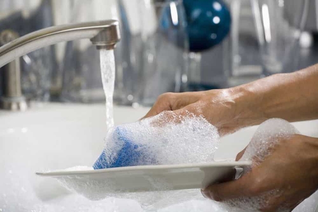 6 thói quen rửa bát khiến vi khuẩn bám đầy bát đĩa, vì sức khỏe cả gia đình bạn nên thay đổi ngay - Ảnh 4.