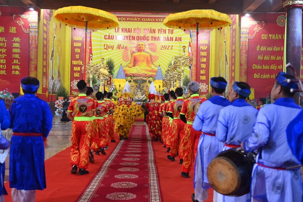Phật tử và khách du lịch thích thú với cảnh yên bình trong ngày khai hội Yên Tử - Ảnh 6.