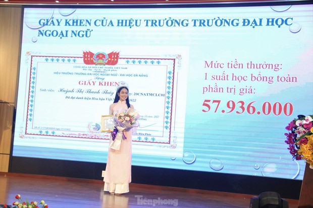 Bạn bè vây quanh khi Hoa hậu Huỳnh Thị Thanh Thủy trở về trường - Ảnh 3.