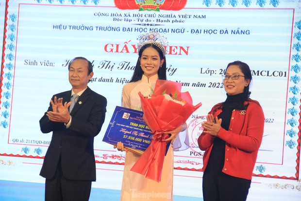 Bạn bè vây quanh khi Hoa hậu Huỳnh Thị Thanh Thủy trở về trường - Ảnh 2.