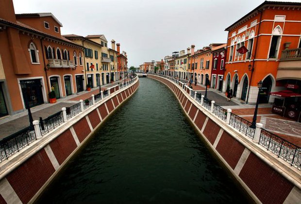 9 phiên bản nhái các thành phố nổi tiếng thế giới ở Trung Quốc: Từ Paris hoa lệ đến Venice mộng mơ đều được xây kỳ công với tỉ lệ 1:1 - Ảnh 2.