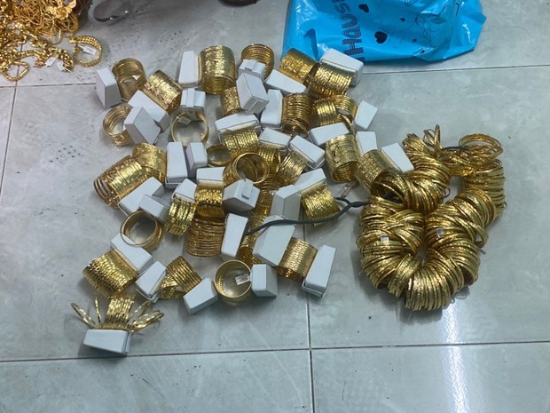 Công an TP.HCM bắt được kẻ trộm hơn 100 lượng vàng - Ảnh 2. Công an TP.HCM bắt được kẻ trộm hơn 100 lượng vàng - Ảnh 2.