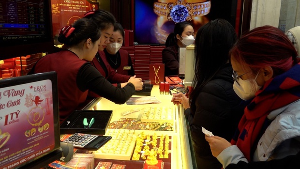 Người dân xếp hàng từ sáng sớm, co ro dưới tiết trời 11 độ chờ đợi mua vàng ngày Vía Thần Tài - Ảnh 11.