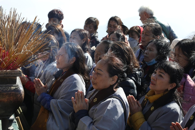Phật tử và khách du lịch thích thú với cảnh yên bình trong ngày khai hội Yên Tử - Ảnh 13.
