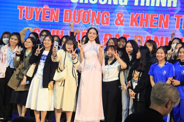 Bạn bè vây quanh khi Hoa hậu Huỳnh Thị Thanh Thủy trở về trường - Ảnh 9.