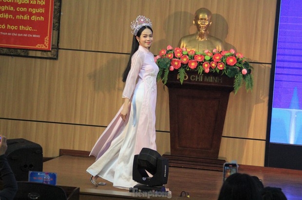 Bạn bè vây quanh khi Hoa hậu Huỳnh Thị Thanh Thủy trở về trường - Ảnh 7.