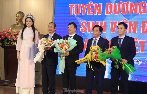Bạn bè vây quanh khi Hoa hậu Huỳnh Thị Thanh Thủy trở về trường - Ảnh 5.