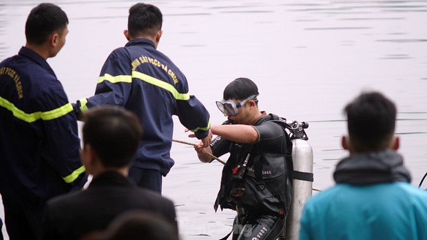Lặn hồ Thiền Quang giữa trời đông rét mướt để tìm nam thanh niên mất tích - Ảnh 5.
