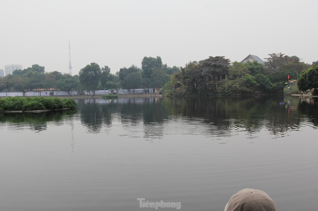 Lặn hồ Thiền Quang giữa trời đông rét mướt để tìm nam thanh niên mất tích - Ảnh 2.