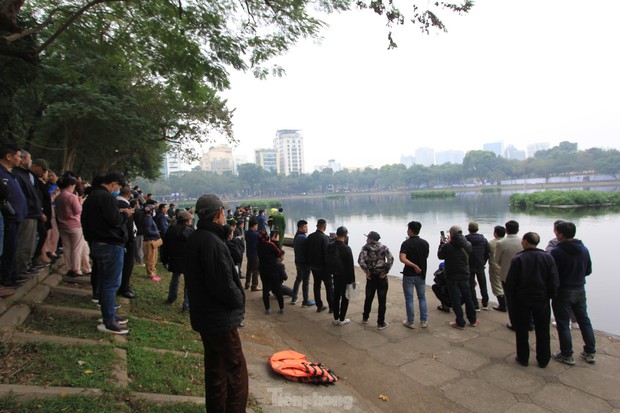 Lặn hồ Thiền Quang giữa trời đông rét mướt để tìm nam thanh niên mất tích - Ảnh 1.