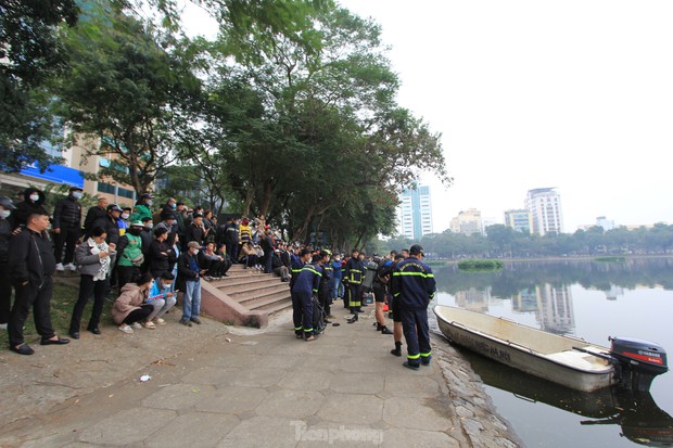 Lặn hồ Thiền Quang giữa trời đông rét mướt để tìm nam thanh niên mất tích - Ảnh 14.