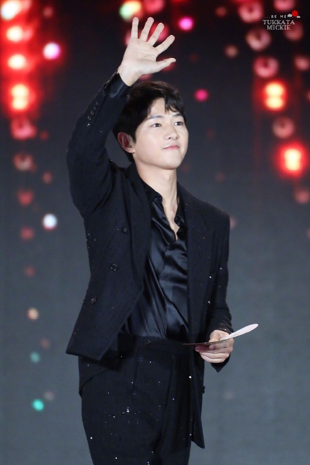 Song Joong Ki gây sốt khi trao giải cho BTS tại Grammy Hàn: Diện mạo thay đổi 1 điểm thấy rõ sau khi có tình yêu mới - Ảnh 5. Song Joong Ki gây sốt khi trao giải cho BTS tại Grammy Hàn: Diện mạo thay đổi 1 điểm thấy rõ sau khi có tình yêu mới - Ảnh 5.