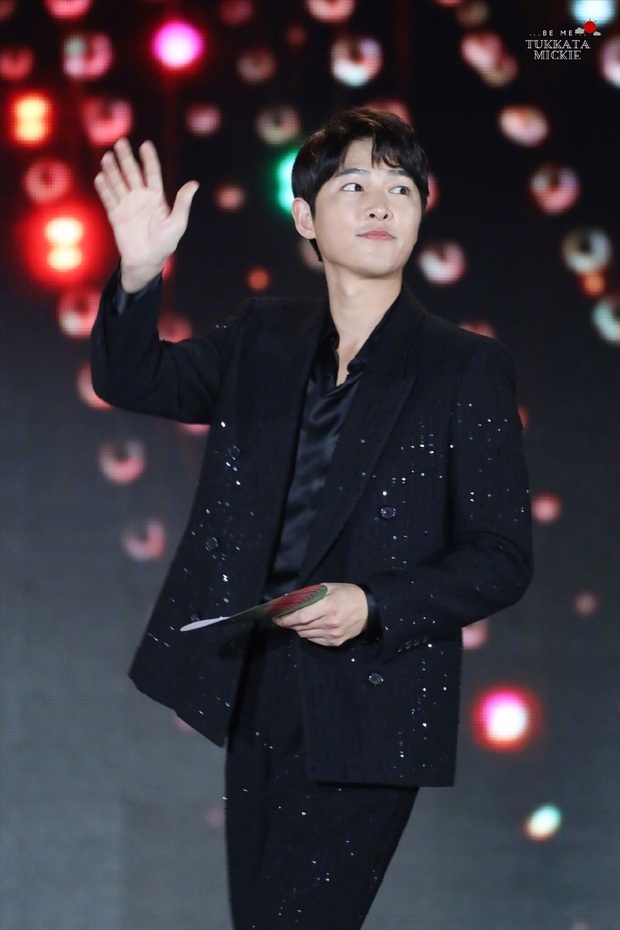 Song Joong Ki gây sốt khi trao giải cho BTS tại Grammy Hàn: Diện mạo thay đổi 1 điểm thấy rõ sau khi có tình yêu mới - Ảnh 6. Song Joong Ki gây sốt khi trao giải cho BTS tại Grammy Hàn: Diện mạo thay đổi 1 điểm thấy rõ sau khi có tình yêu mới - Ảnh 6.