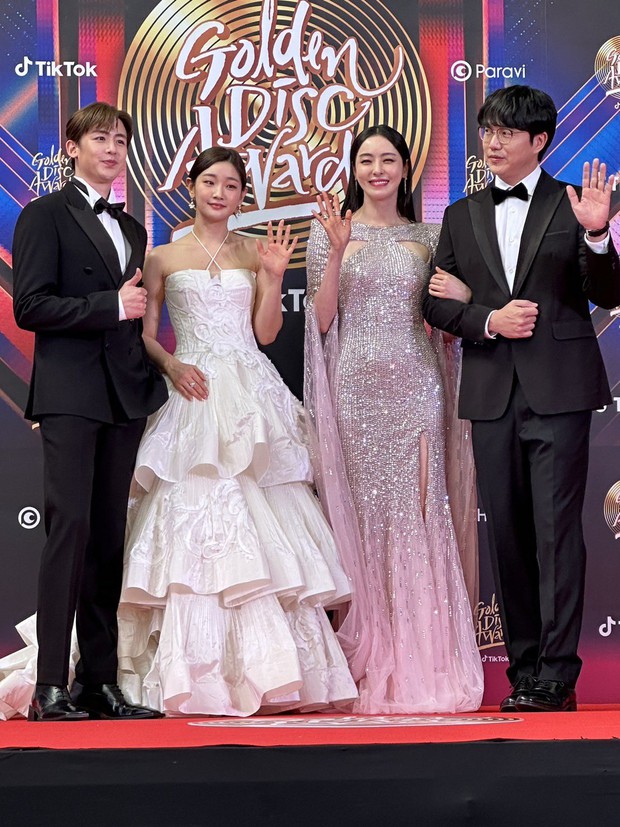 Siêu thảm đỏ Golden Disc Awards ở Thái Lan: Xuất hiện 2 nữ diễn viên át cả Jang Won Young và NewJeans xinh như búp bê! - Ảnh 3.