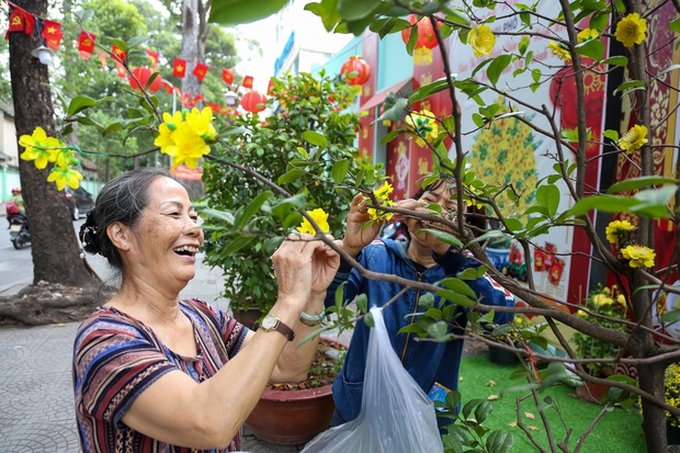 Ảnh: Người dân TP.HCM chung tay trang trí Tết trong những con hẻm nhỏ nơi mình sinh sống - Ảnh 22.