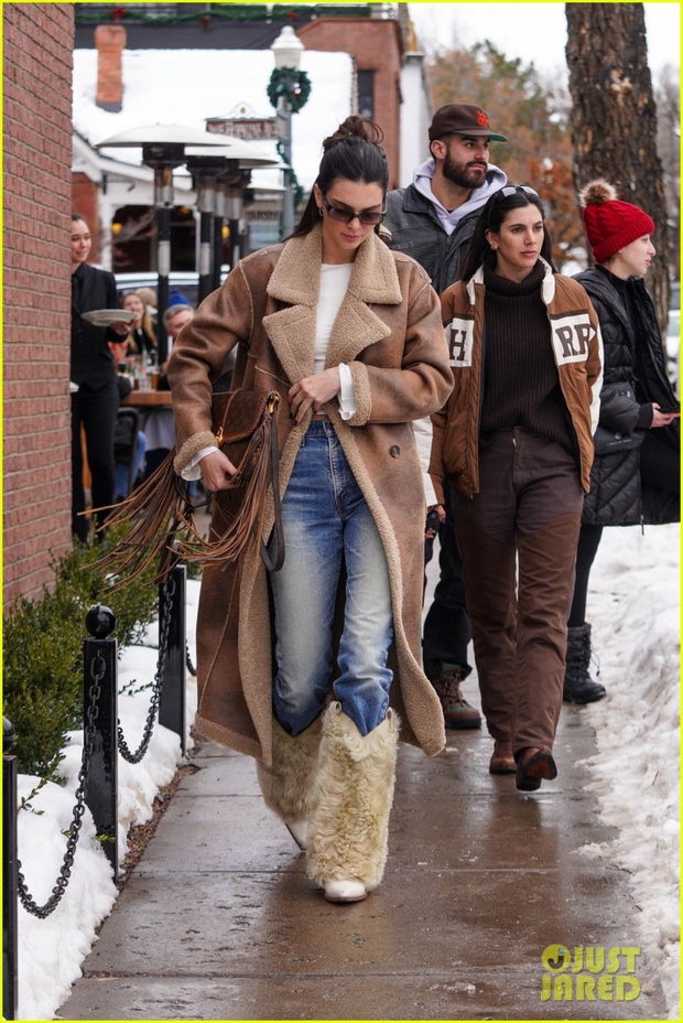 Kendall Jenner diện đồ sành điệu, khoe dáng chuẩn fashionista trên nền tuyết - Ảnh 8.