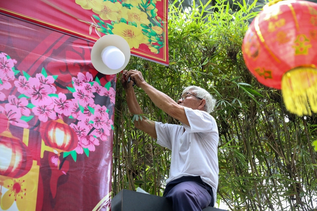 Ảnh: Người dân TP.HCM chung tay trang trí Tết trong những con hẻm nhỏ nơi mình sinh sống - Ảnh 21.